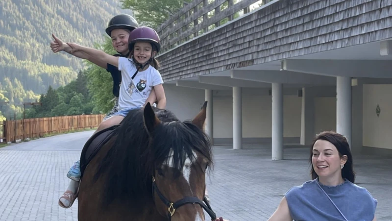 Otroci jahajo noriške konje v počitniškem naselju Hasenau