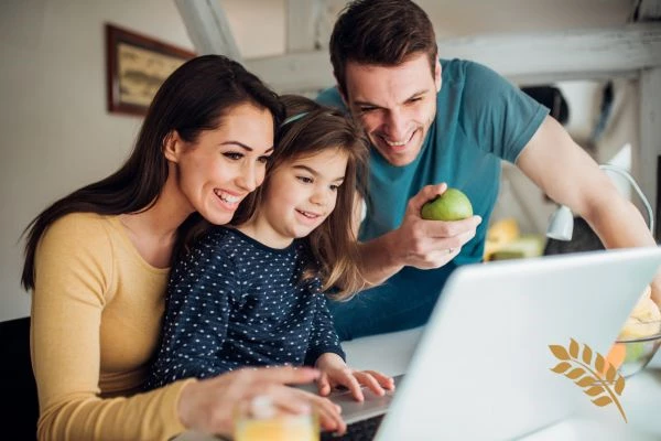 Familie sucht Bauernhof am Laptop