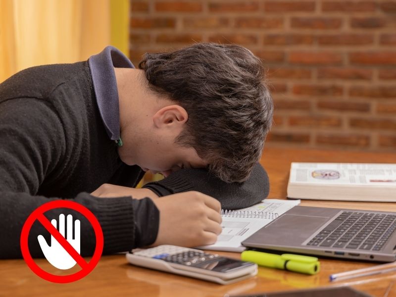 Frustrirani vlasnik farme ispred laptopa zbog visokih provizija