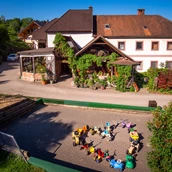 Počitniška kmetija - Hausansicht des Hotels, mit Blick auf den Abenteuerspielplatz - Die Hochrieß