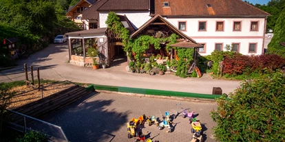 Urlaub auf dem Bauernhof - Jahreszeit: Frühlings-Urlaub - Lindau (Gaflenz) - Hausansicht des Hotels, mit Blick auf den Abenteuerspielplatz - Die Hochrieß