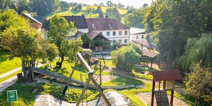 vacanza in fattoria - barrierefrei - Austria - Haus mit Spielplatz, dieser ist direkt angrenzend an unser Restaurant - Die Hochrieß