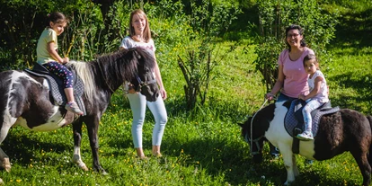 wakacje na farmie - Streichelzoo - Grünau (Mariazell) - Unsere Urlaubsgäste haben jeden Tag die Möglichkeit Pony zu reiten - Die Hochrieß