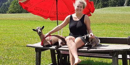 Urlaub auf dem Bauernhof - Tiere am Hof: Kühe - Graden (Gaal) - Die Zwergziegen Lilly und Schnucki genießen die Sonne - Brigitte und Martin Weichbold