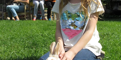 Urlaub auf dem Bauernhof - Umgebung: Urlaub in den Wäldern - Kleinbergl - Kaninchen und Kinder - Bio-Bauernhof Auernig