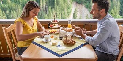 Urlaub auf dem Bauernhof - Art der Unterkunft: Ferienwohnung - Dobra (Kötschach-Mauthen) - Genießen Sie Ihr Frühstück am Balkon, mit Blick auf die Berge - Stembergerhof