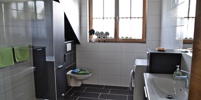 Urlaub auf dem Bauernhof - Frühstück - Steiermark - Das Badezimmer ist ebenso groß und hell.  - Schusterhans-Hof