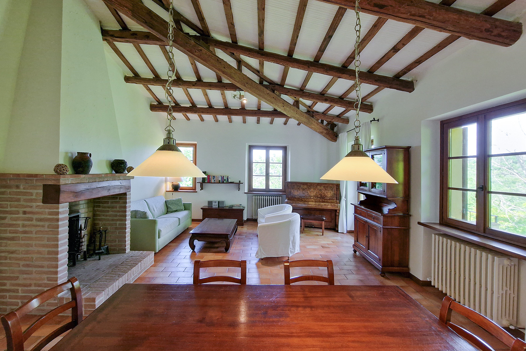 Unterkünfte: Wohnraum mit Küche, Sofabett und Zugang zum Balkon - Agriturismo Le Cesane: Wohnung Robinia