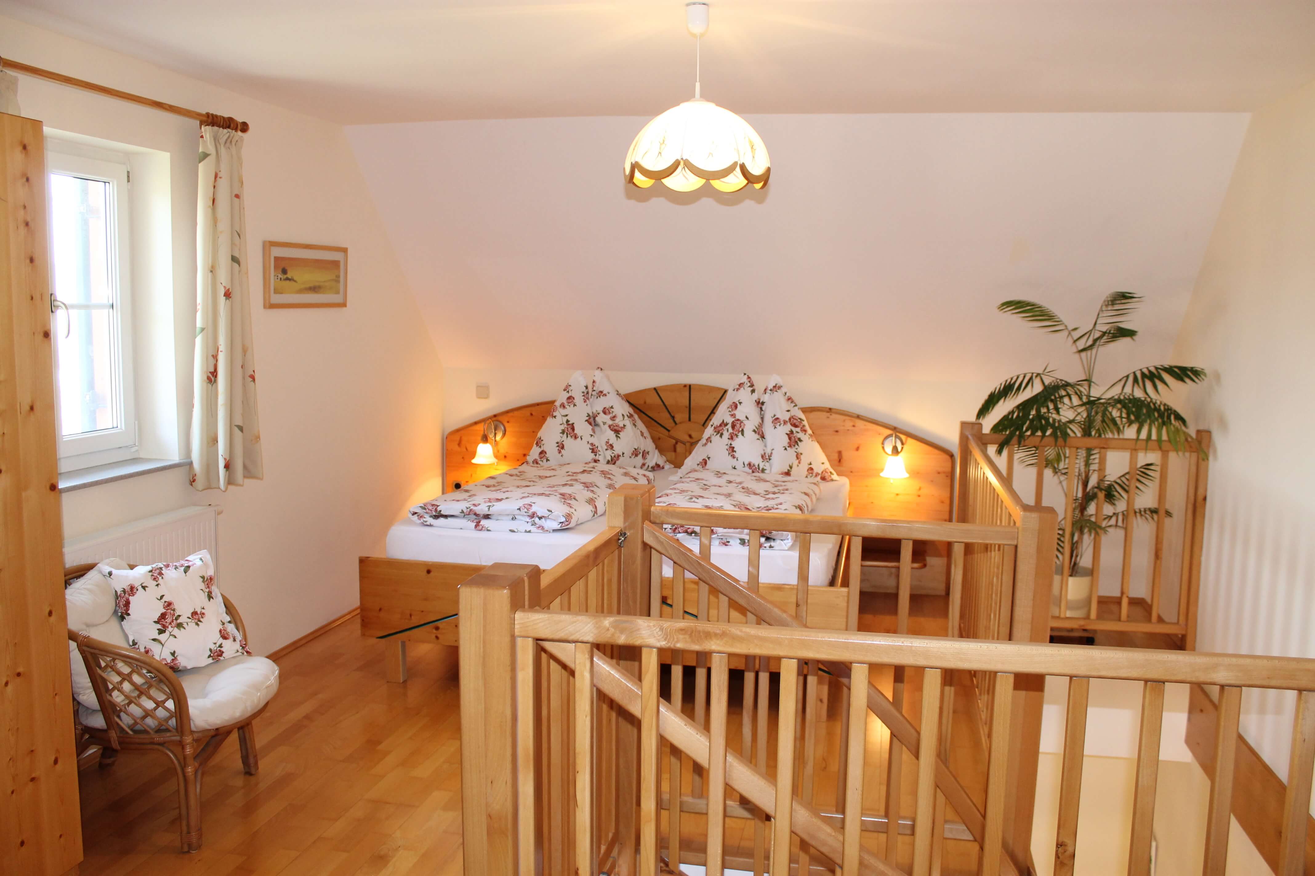 Agriturismo - Doppelbett aus Holz, Hölzböden und ein Fenster  - Wohnung Familienglück