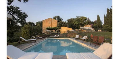Urlaub auf dem Bauernhof - Umgebung: Urlaub in den Hügeln - Chianti - Siena - Blick auf das Bauernhaus vom Swimmingpool aus. - Agriturismo La Tinaia