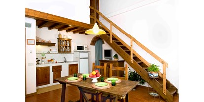 Urlaub auf dem Bauernhof - Rùfina - Wohnzimmer-Küche der Wohnung I Cipressi für 4 Personen. - Agriturismo La Tinaia