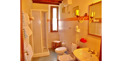 Urlaub auf dem Bauernhof - Umgebung: Urlaub in den Hügeln - San Casciano in Val di Pesa - Alle Badezimmer verfügen über eine Dusche, Bidet, Waschbecken, Toilette, Haartrockner. Jeder hat ein Fenster. - Agriturismo La Tinaia