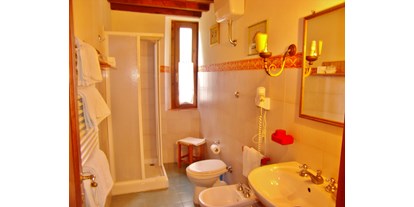 vacanza in fattoria - San Casciano V.P. - Alle Badezimmer verfügen über eine Dusche, Bidet, Waschbecken, Toilette, Haartrockner. Jeder hat ein Fenster. - Agriturismo La Tinaia