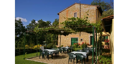Urlaub auf dem Bauernhof - Tagesausflug möglich - Carmignano (PO) - Platz zum Essen in Garten. - Agriturismo La Tinaia