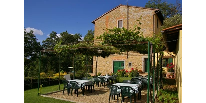 nyaralás a farmon - Castelfiorentino - Platz zum Essen in Garten. - Agriturismo La Tinaia