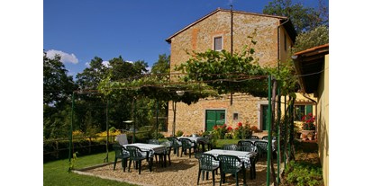 Urlaub auf dem Bauernhof - Tagesausflug möglich - Montespertoli - Platz zum Essen in Garten. - Agriturismo La Tinaia