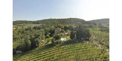 Urlaub auf dem Bauernhof - Umgebung: Urlaub in den Hügeln - Chianti - Siena - Das Bauernhaus ist von Weinbergen, Olivenhainen und Wäldern umgeben. Eine Oase der Ruhe. - Agriturismo La Tinaia