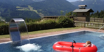 Urlaub auf dem Bauernhof - Schwimmmöglichkeit: Innenpool - Kärnten - nawu_apartments_Außenpool_Panorama_Berge - nawu apartments