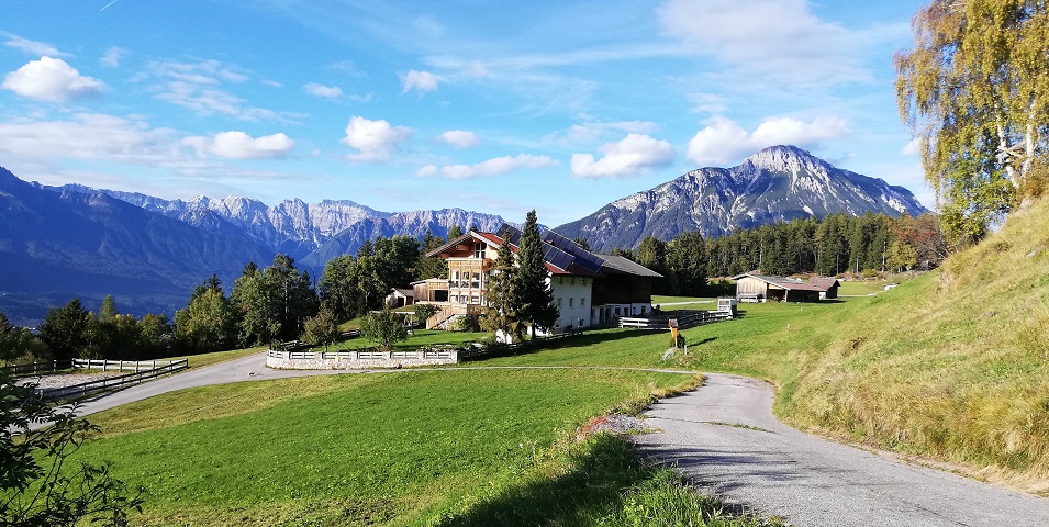 Ferien Bauernhof - Weit öffnet sich der Blick auf unser traumhaftes Bergpanorama des Naturparks. Hier ist der ideale Ausgangspunkt für Wanderungen, Sport und allerlei Aktivitäten im Sommer und Winter  - Berghof Thöni