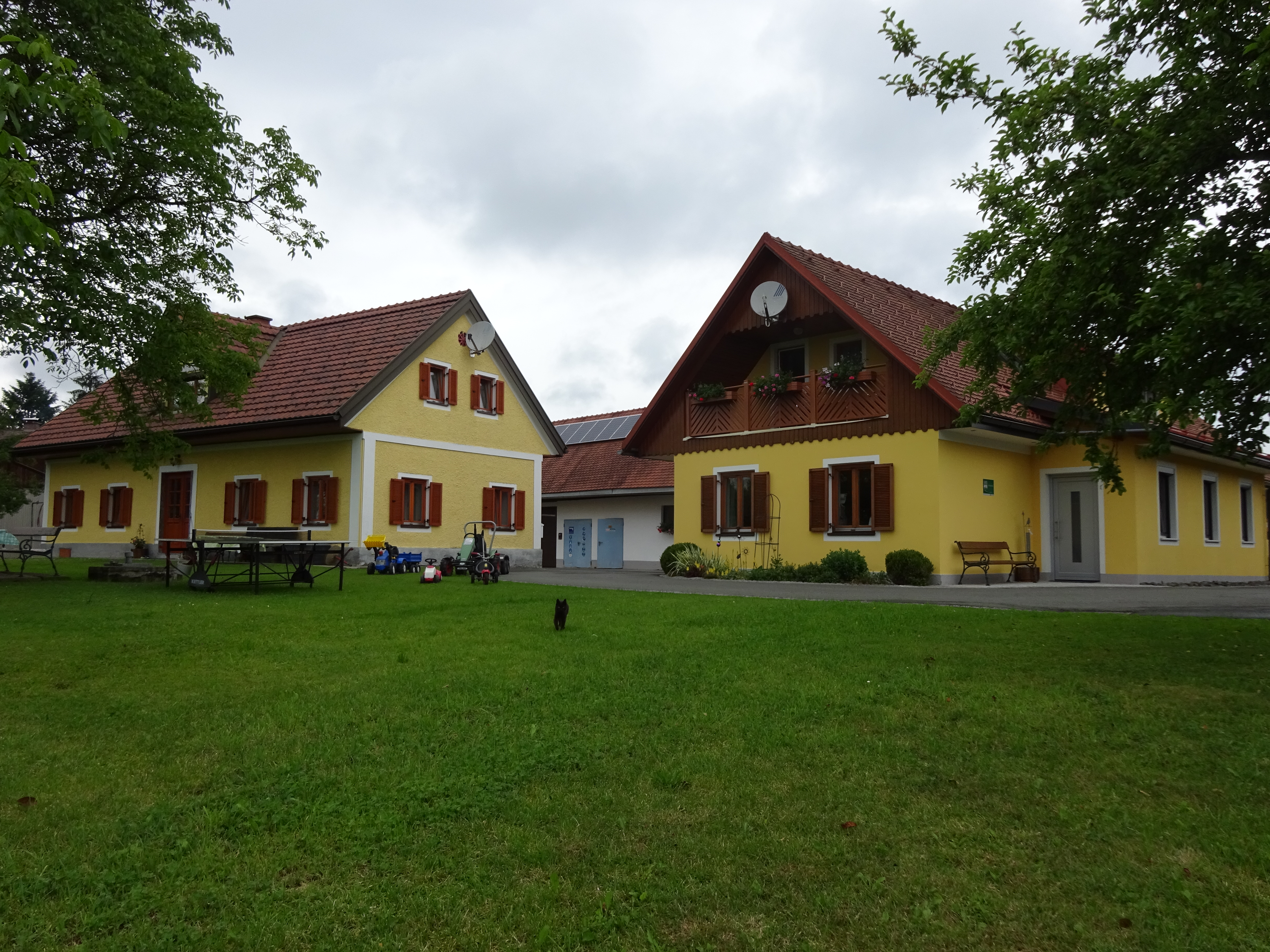 Vakantieboerderij - Unser Bauernhof liegt umgeben von einem Streuobstgarten mitten in der Südweststeiermark. - Pracher Ermi