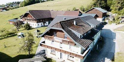 Urlaub auf dem Bauernhof - ideal für: Pärchen - Berndorf bei Salzburg - Blick auf den Hof - Pension Fischerhof