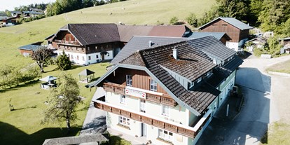 vacanza in fattoria - Art der Unterkunft: Appartement - Tiefbrunnau - Blick auf den Hof - Pension Fischerhof