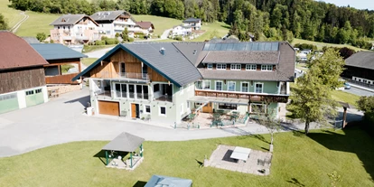 dovolenka na farme - Schwimmmöglichkeit: Badesee - Berndorf bei Salzburg - Blick auf die Pension mit Garten - Pension Fischerhof