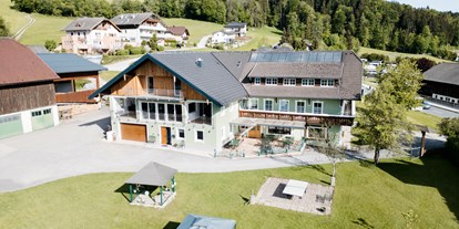 Urlaub auf dem Bauernhof - ideal für: Senioren - Wald (Faistenau) - Blick auf die Pension mit Garten - Pension Fischerhof