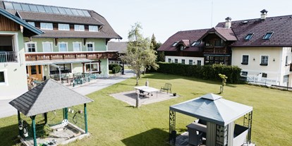 vacanza in fattoria - ideal für: Pärchen - Nußdorf am Attersee - Garten mit Laube, Sandkasten, Tischtennistisch - Pension Fischerhof