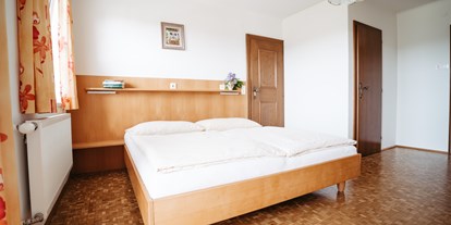 Urlaub auf dem Bauernhof - ideal für: Senioren - Franking - Schlafzimmer mit Durchgangstüre - Pension Fischerhof