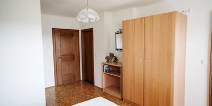 vacation on the farm - Art der Unterkunft: Appartement - Salzburger Seenland - Schlafzimmer mit Durchgangstüre - Pension Fischerhof