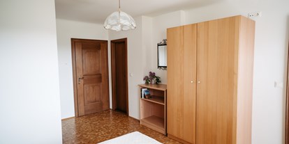 vacanza in fattoria - ideal für: Pärchen - Buch (Franking) - Schlafzimmer mit Durchgangstüre - Pension Fischerhof