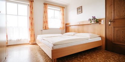 vacanza in fattoria - ideal für: Senioren - Mattsee - Schlafzimmer mit Balkon - Pension Fischerhof
