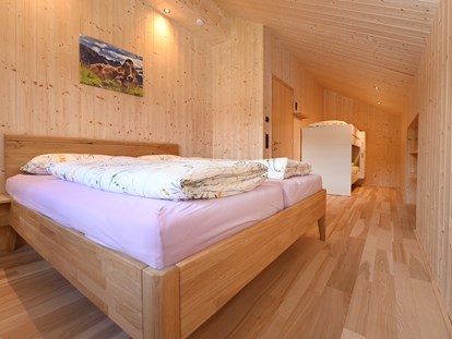 Urlaub auf dem Bauernhof - nachhaltige Landwirtschaft - Österreich - Schlafzimmer der Ferienwohnung Blauer Himmel - Ferienhof Landerleben