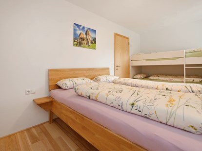 Urlaub auf dem Bauernhof - ideal für: Sportler - Bregenzerwald - Schlafzimmer der Ferienwohnung Grüne Wiese - Ferienhof Landerleben