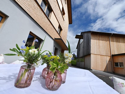 Urlaub auf dem Bauernhof - Ebenerdig ins Freie bei der Ferienwohnung Grüne Wiese. - Ferienhof Landerleben