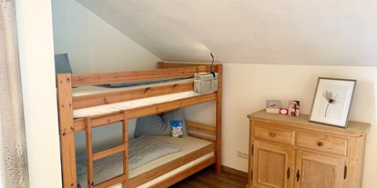 Urlaub auf dem Bauernhof - Gemeinschaftsterrasse - Allgäu - FeWo Morgensonne Schlafzimmer Hochbett Kinder - Müller´s Ferienhof