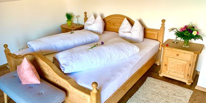 Urlaub auf dem Bauernhof - Rodeln - Allgäu - FeWo Morgensonne Schlafzimmer - Müller´s Ferienhof