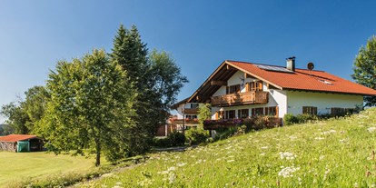 Urlaub auf dem Bauernhof - Umgebung: Urlaub in den Bergen - Böbing - Idylisch eingebettet zwischen Wiesen und Wälder - Kittelhof