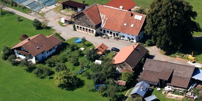 Urlaub auf dem Bauernhof - Lagerfeuerstelle - Baden-Württemberg - Hofansicht - Mockenhof