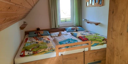 Urlaub auf dem Bauernhof - Fahrzeuge: Güllefass - Deggenhausertal - Ferienwohnung "Linde" Kinderzimmer mit Kuschelbett - Mockenhof
