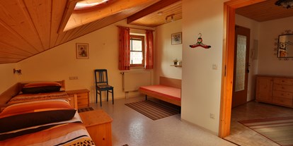 Urlaub auf dem Bauernhof - Terrasse oder Balkon am Zimmer - Deutschland - Ferienwohnung "Kleeblatt" Kinderzimmer - Mockenhof