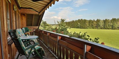 Urlaub auf dem Bauernhof - Umgebung: Urlaub in den Hügeln - Baden-Württemberg - Ferienwohnung "Kleeblatt" Balkon - Mockenhof