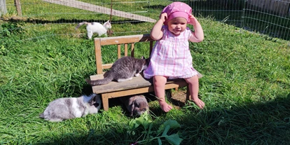 Urlaub auf dem Bauernhof - Kutschen fahren - Obergünzburg - Emily bei den Kleintieren. - Biohof Stadler