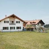 Ferme de vacances - Das 2020 neu gebaute Haus mit den beiden Ferienwohnungen "Viehweid" und "Kemptner Wald". - Biohof Stadler