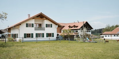 vakantie op de boerderij - Traktor fahren - Sulzberg (Landkreis Oberallgäu) - Das 2020 neu gebaute Haus mit den beiden Ferienwohnungen "Viehweid" und "Kemptner Wald". - Biohof Stadler