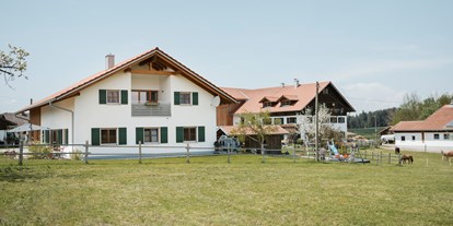 Urlaub auf dem Bauernhof - Streichelzoo - Ettringen (Landkreis Unterallgäu) - Das 2020 neu gebaute Haus mit den beiden Ferienwohnungen "Viehweid" und "Kemptner Wald". - Biohof Stadler