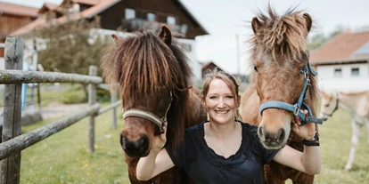 Urlaub auf dem Bauernhof - Fahrzeuge: Heuwender - Grünenbach - Nici mit unseren beiden Ponys Sandro & Karlotte - Biohof Stadler