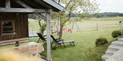 Urlaub auf dem Bauernhof - Art der Unterkunft: Ferienwohnung - Allgäu - Liegewiese unterm Zwetschgenbaum. - Biohof Stadler