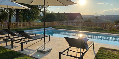 Urlaub auf dem Bauernhof - Langlaufen - Allgäu - Liegestühle am Pool - Ferienhof Sinz